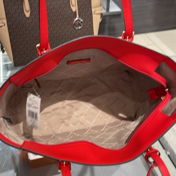 Michael Kors Gilly Large Drawstring Travel Leather Top Zip Tote
Bright Red
NWT - Picture 9 of 16